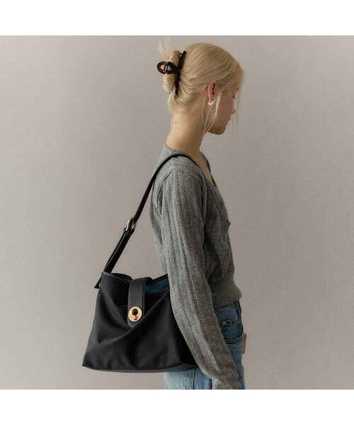 OMNIPOTENT(オムニポテント)の「momentum tote bag_ nylon 2 colors(メッセンジャーバッグ・レディース・ブラック/ベージュ・FREE)」の2枚目の写真