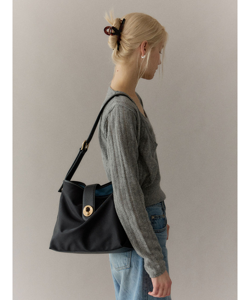 OMNIPOTENT(オムニポテント)の「momentum tote bag_ nylon 2 colors(メッセンジャーバッグ・レディース・ブラック/ベージュ・FREE)」の5枚目の写真