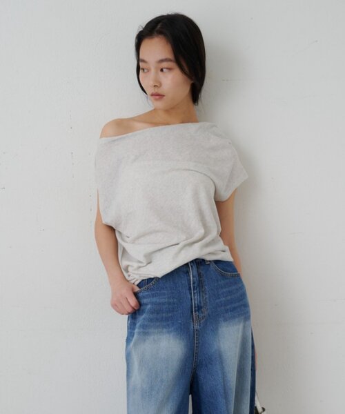 SHENERY（シーナリー）の「アシメネックTee（Tシャツ/カットソー・レディース・ブラック/ライトグレー・FREE）」の5枚目の写真