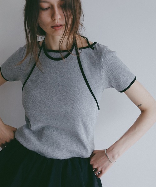 MANOF(マノフ)の「BICOLLAR LAYERED TOPS(Tシャツ/カットソー・レディース・グレー/グリーン/ブラウン・F)」の2枚目の写真