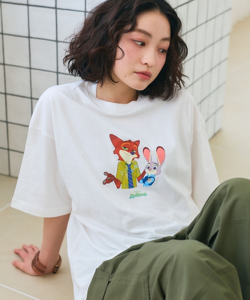 Disney(ディズニー)の「【Zootopia/ズートピア】キャラクタープリント半袖クルーネックTシャツ / Over Harf Sleeve T-shirt《UNISEX》(Tシャツ/カットソー・レディース・ホワイト/ブラック・M/L)」の1枚目の写真