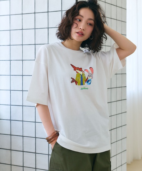 Disney(ディズニー)の「【Zootopia/ズートピア】キャラクタープリント半袖クルーネックTシャツ / Over Harf Sleeve T-shirt《UNISEX》(Tシャツ/カットソー・レディース・ホワイト/ブラック・M/L)」の4枚目の写真