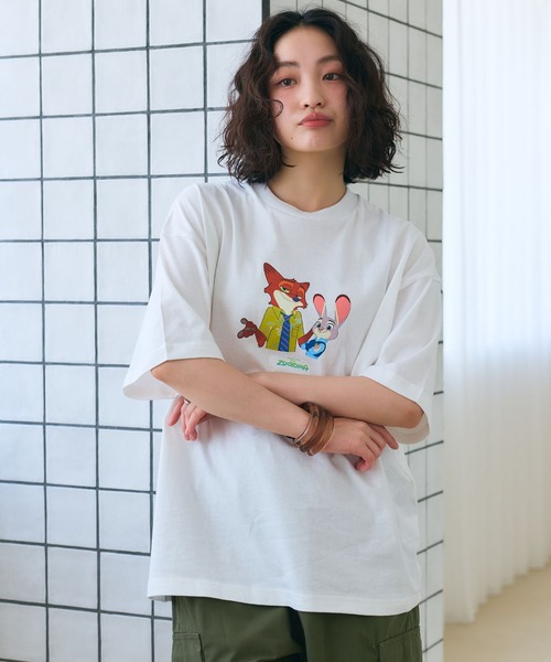 Disney(ディズニー)の「【Zootopia/ズートピア】キャラクタープリント半袖クルーネックTシャツ / Over Harf Sleeve T-shirt《UNISEX》(Tシャツ/カットソー・レディース・ホワイト/ブラック・M/L)」の5枚目の写真
