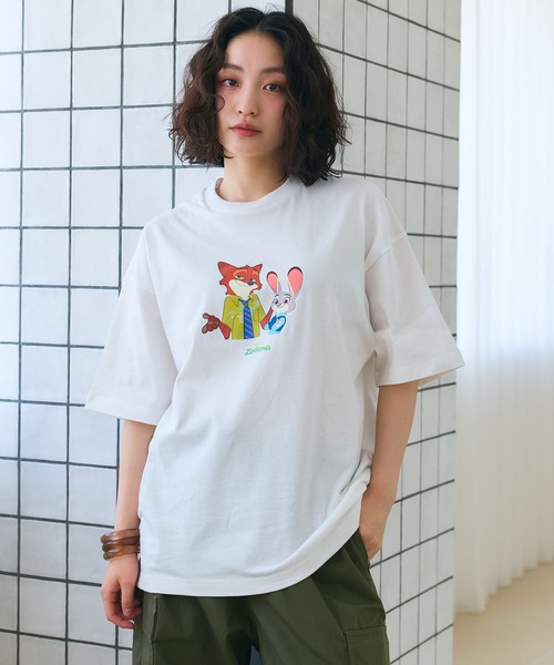 Disney(ディズニー)の「【Zootopia/ズートピア】キャラクタープリント半袖クルーネックTシャツ / Over Harf Sleeve T-shirt《UNISEX》(Tシャツ/カットソー・レディース・ホワイト/ブラック・M/L)」の6枚目の写真