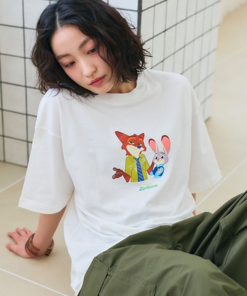 Disney(ディズニー)の「【Zootopia/ズートピア】キャラクタープリント半袖クルーネックTシャツ / Over Harf Sleeve T-shirt《UNISEX》(Tシャツ/カットソー・レディース・ホワイト/ブラック・M/L)」の3枚目の写真