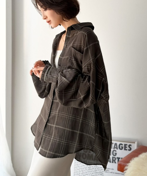 classicalelf(クラシカルエルフ)の「《10月上旬再入荷!予約受付中》ほんのり透けるチェック柄で、秋のムードを♪胸ポケット付きオーバーサイズシアーチェックシャツ(長袖)(シャツ/ブラウス・レディース・グレー/ベージュ/ブラウン・SMALL/LARGE/X-LARGE/MEDIUM)」の15枚目の写真