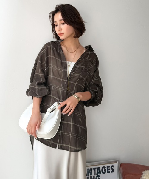 classicalelf(クラシカルエルフ)の「《10月上旬再入荷!予約受付中》ほんのり透けるチェック柄で、秋のムードを♪胸ポケット付きオーバーサイズシアーチェックシャツ(長袖)(シャツ/ブラウス・レディース・グレー/ベージュ/ブラウン・SMALL/LARGE/X-LARGE/MEDIUM)」の19枚目の写真