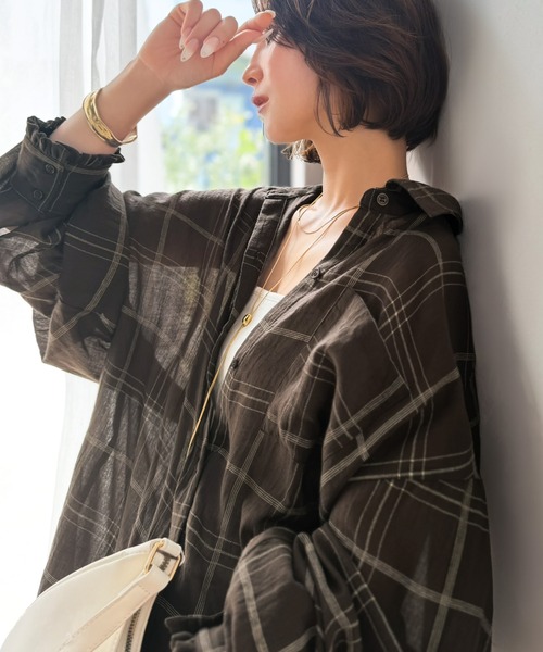classicalelf(クラシカルエルフ)の「《10月上旬再入荷!予約受付中》ほんのり透けるチェック柄で、秋のムードを♪胸ポケット付きオーバーサイズシアーチェックシャツ(長袖)(シャツ/ブラウス・レディース・グレー/ベージュ/ブラウン・SMALL/LARGE/X-LARGE/MEDIUM)」の16枚目の写真