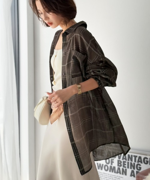 classicalelf(クラシカルエルフ)の「《10月上旬再入荷!予約受付中》ほんのり透けるチェック柄で、秋のムードを♪胸ポケット付きオーバーサイズシアーチェックシャツ(長袖)(シャツ/ブラウス・レディース・グレー/ベージュ/ブラウン・SMALL/LARGE/X-LARGE/MEDIUM)」の17枚目の写真