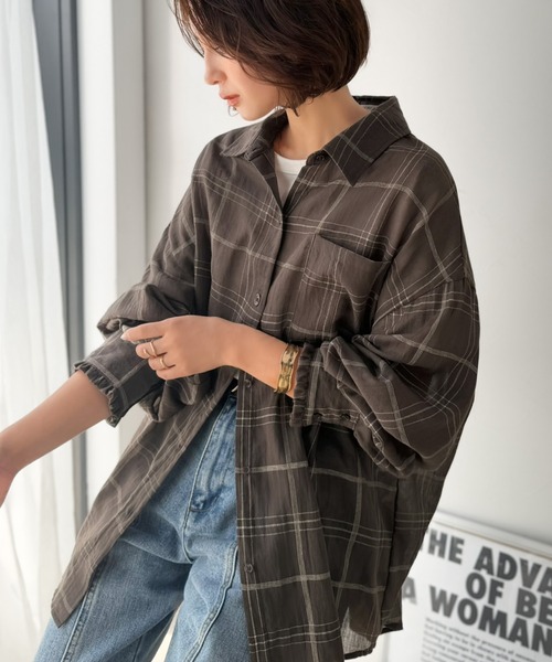 classicalelf(クラシカルエルフ)の「《10月上旬再入荷!予約受付中》ほんのり透けるチェック柄で、秋のムードを♪胸ポケット付きオーバーサイズシアーチェックシャツ(長袖)(シャツ/ブラウス・レディース・グレー/ベージュ/ブラウン・SMALL/LARGE/X-LARGE/MEDIUM)」の22枚目の写真