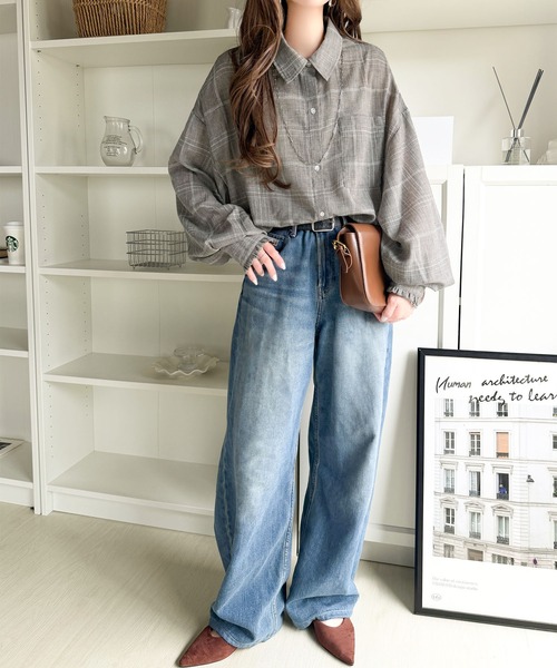 classicalelf(クラシカルエルフ)の「《10月上旬再入荷!予約受付中》ほんのり透けるチェック柄で、秋のムードを♪胸ポケット付きオーバーサイズシアーチェックシャツ(長袖)(シャツ/ブラウス・レディース・グレー/ベージュ/ブラウン・SMALL/LARGE/X-LARGE/MEDIUM)」の14枚目の写真