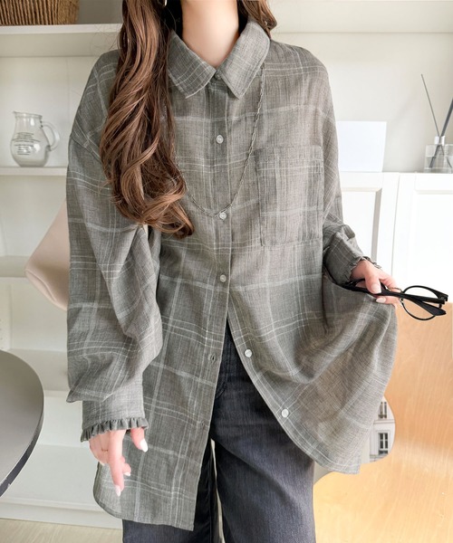 classicalelf(クラシカルエルフ)の「《10月上旬再入荷!予約受付中》ほんのり透けるチェック柄で、秋のムードを♪胸ポケット付きオーバーサイズシアーチェックシャツ(長袖)(シャツ/ブラウス・レディース・グレー/ベージュ/ブラウン・SMALL/LARGE/X-LARGE/MEDIUM)」の12枚目の写真