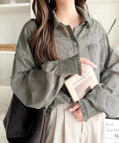 classicalelf(クラシカルエルフ)の「《10月上旬再入荷!予約受付中》ほんのり透けるチェック柄で、秋のムードを♪胸ポケット付きオーバーサイズシアーチェックシャツ(長袖)(シャツ/ブラウス・レディース・グレー/ベージュ/ブラウン・SMALL/LARGE/X-LARGE/MEDIUM)」の5枚目の写真