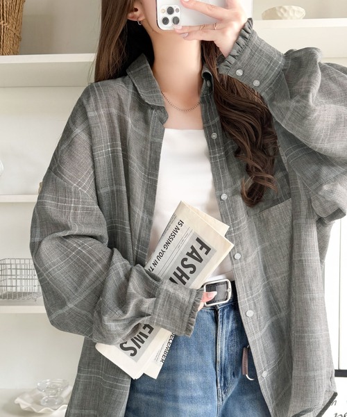 classicalelf(クラシカルエルフ)の「《10月上旬再入荷!予約受付中》ほんのり透けるチェック柄で、秋のムードを♪胸ポケット付きオーバーサイズシアーチェックシャツ(長袖)(シャツ/ブラウス・レディース・グレー/ベージュ/ブラウン・SMALL/LARGE/X-LARGE/MEDIUM)」の4枚目の写真