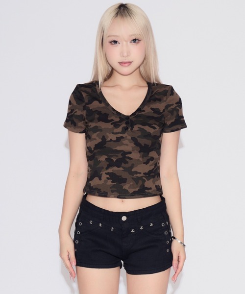 tinkerend(ティンカーエンド)の「Henley Neck Camouflage Mini T-shirt / ヘンリーネックカモフラージュミニTシャツ(Tシャツ/カットソー・レディース・カモフラージュ・FREE)」の2枚目の写真