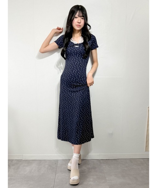 marcydorn（マーシードルン）の「小花柄 レースネック 半袖タイトロングワンピース フェミニンフィットドレス（ワンピース・レディース・ネイビー・S/M/L）」の5枚目の写真