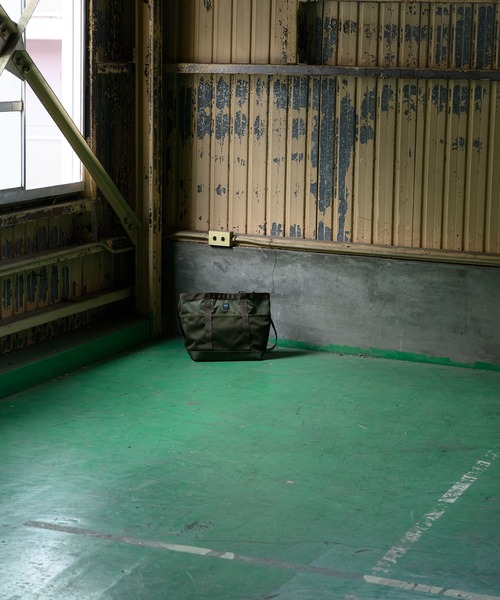 MIS(エムアイエス)の「MESH POCKET TOTE BAG(トートバッグ・メンズ・ブラック/オリーブ・ONESIZE)」の11枚目の写真