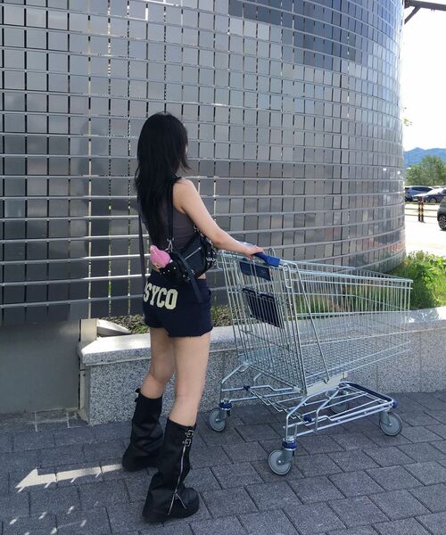 DEINET（ダイニット）の「STUD POCKET BAG IN BLACK（ショルダーバッグ・レディース・その他・FREE）」の17枚目の写真