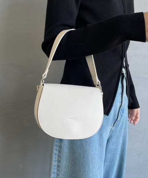 YAHKI（ヤーキ）の「【WEB先行予約】[YAHKI/ヤーキ] フェイクレザー 2WAY ハーフムーンバッグ(WEB限定)（ショルダーバッグ・レディース・ブラック/アイボリー・ONE SIZE）」の13枚目の写真