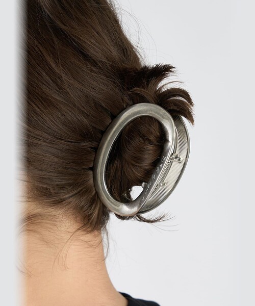To b. by agnes b.（トゥービーバイアニエスベー）の「To b. by agnes b.× green label relaxing ロゴ サークルヘアクリップ（ヘアゴム・レディース・シルバー・FREE）」の4枚目の写真