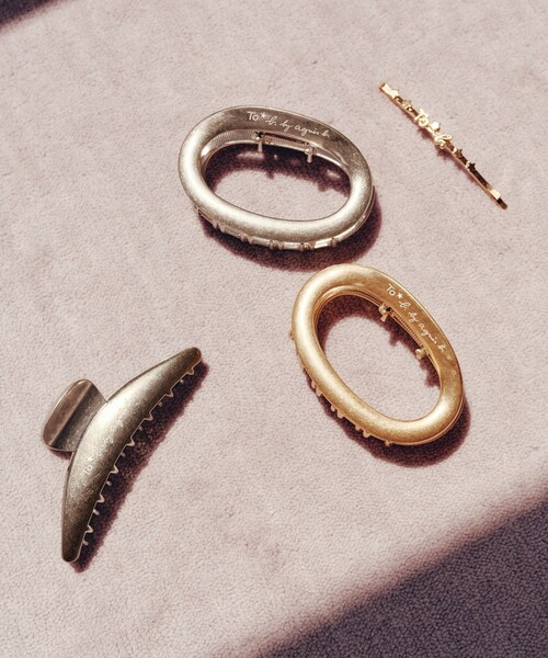 To b. by agnes b.（トゥービーバイアニエスベー）の「To b. by agnes b.× green label relaxing ロゴ サークルヘアクリップ（ヘアゴム・レディース・シルバー・FREE）」の5枚目の写真