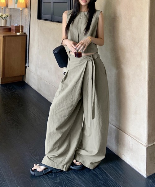 FAVORITO(ファヴォリート)の「ノースリーブトップスワイドパンツセットアップ(セットアップ・レディース・カーキ・L/M/S)」の1枚目の写真
