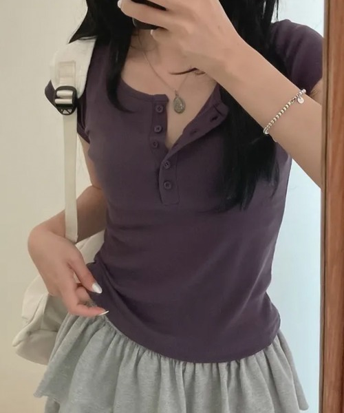 LOENNE(ロエヌ)の「Button Henley Slim Tee / ボタンヘンリースリムTシャツ(Tシャツ/カットソー・レディース・グレー/アイボリー/ネイビー/パープル/ブラック・FREE)」の5枚目の写真