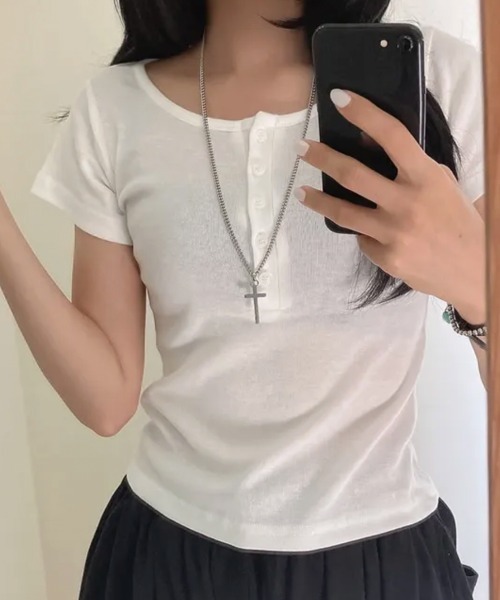 LOENNE(ロエヌ)の「Button Henley Slim Tee / ボタンヘンリースリムTシャツ(Tシャツ/カットソー・レディース・グレー/アイボリー/ネイビー/パープル/ブラック・FREE)」の2枚目の写真