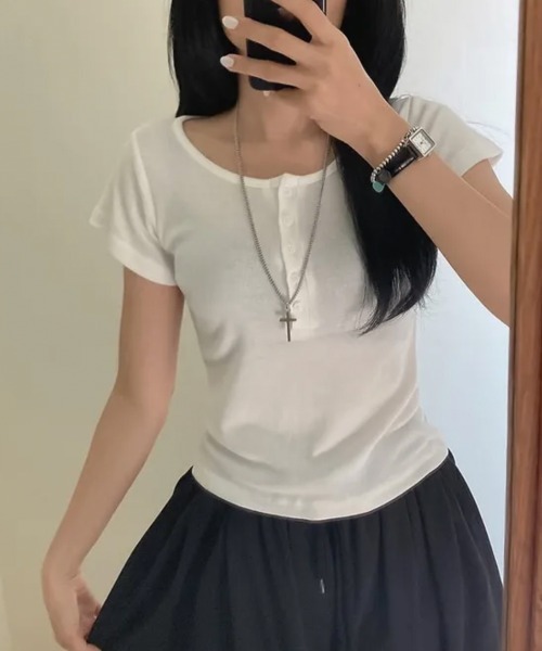 LOENNE(ロエヌ)の「Button Henley Slim Tee / ボタンヘンリースリムTシャツ(Tシャツ/カットソー・レディース・グレー/アイボリー/ネイビー/パープル/ブラック・FREE)」の6枚目の写真