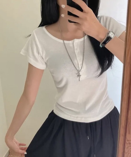 LOENNE(ロエヌ)の「Button Henley Slim Tee / ボタンヘンリースリムTシャツ(Tシャツ/カットソー・レディース・グレー/アイボリー/ネイビー/パープル/ブラック・FREE)」の7枚目の写真