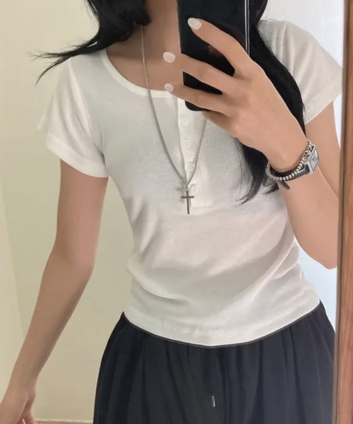 LOENNE(ロエヌ)の「Button Henley Slim Tee / ボタンヘンリースリムTシャツ(Tシャツ/カットソー・レディース・グレー/アイボリー/ネイビー/パープル/ブラック・FREE)」の9枚目の写真