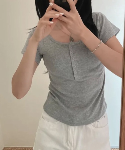 LOENNE(ロエヌ)の「Button Henley Slim Tee / ボタンヘンリースリムTシャツ(Tシャツ/カットソー・レディース・グレー/アイボリー/ネイビー/パープル/ブラック・FREE)」の11枚目の写真