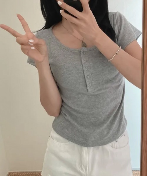 LOENNE(ロエヌ)の「Button Henley Slim Tee / ボタンヘンリースリムTシャツ(Tシャツ/カットソー・レディース・グレー/アイボリー/ネイビー/パープル/ブラック・FREE)」の12枚目の写真