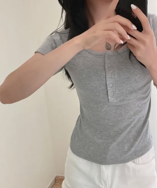 LOENNE(ロエヌ)の「Button Henley Slim Tee / ボタンヘンリースリムTシャツ(Tシャツ/カットソー・レディース・グレー/アイボリー/ネイビー/パープル/ブラック・FREE)」の13枚目の写真