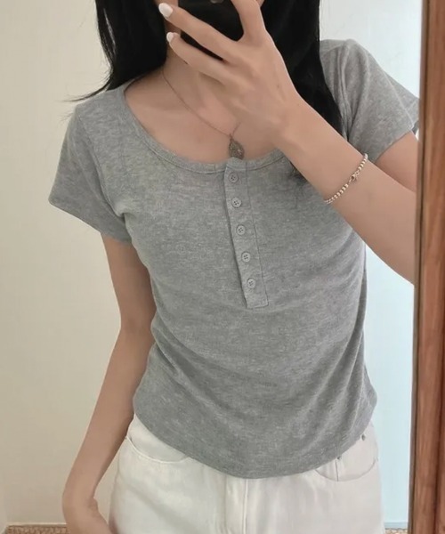 LOENNE(ロエヌ)の「Button Henley Slim Tee / ボタンヘンリースリムTシャツ(Tシャツ/カットソー・レディース・グレー/アイボリー/ネイビー/パープル/ブラック・FREE)」の14枚目の写真
