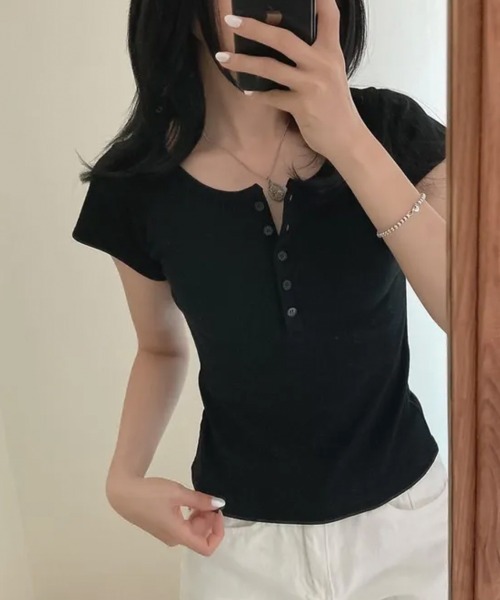 LOENNE(ロエヌ)の「Button Henley Slim Tee / ボタンヘンリースリムTシャツ(Tシャツ/カットソー・レディース・グレー/アイボリー/ネイビー/パープル/ブラック・FREE)」の15枚目の写真