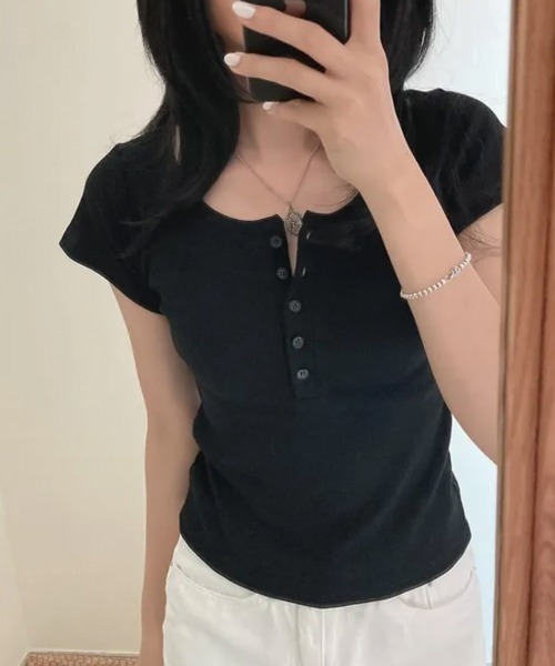 LOENNE(ロエヌ)の「Button Henley Slim Tee / ボタンヘンリースリムTシャツ(Tシャツ/カットソー・レディース・グレー/アイボリー/ネイビー/パープル/ブラック・FREE)」の16枚目の写真