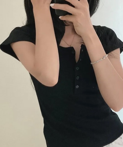 LOENNE(ロエヌ)の「Button Henley Slim Tee / ボタンヘンリースリムTシャツ(Tシャツ/カットソー・レディース・グレー/アイボリー/ネイビー/パープル/ブラック・FREE)」の17枚目の写真