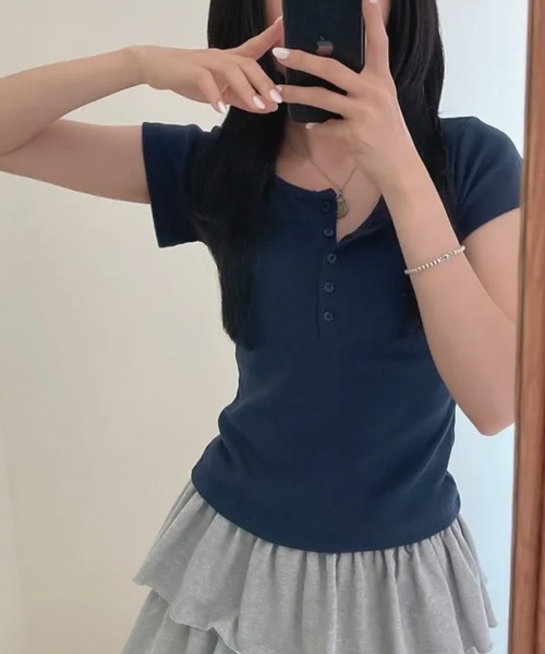 LOENNE(ロエヌ)の「Button Henley Slim Tee / ボタンヘンリースリムTシャツ(Tシャツ/カットソー・レディース・グレー/アイボリー/ネイビー/パープル/ブラック・FREE)」の20枚目の写真