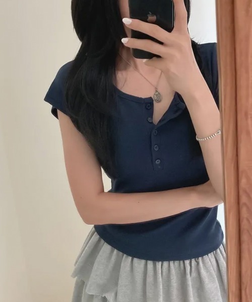 LOENNE(ロエヌ)の「Button Henley Slim Tee / ボタンヘンリースリムTシャツ(Tシャツ/カットソー・レディース・グレー/アイボリー/ネイビー/パープル/ブラック・FREE)」の21枚目の写真