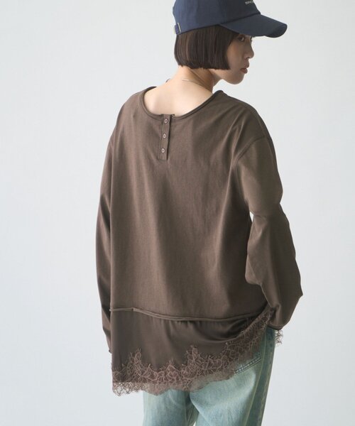CIAOPANIC TYPY(チャオパニックティピー)の「∴【前後2WAY】ヘンリーネックサテンレースドッキングシアースラブTee(Tシャツ/カットソー・レディース・オフホワイト/ブラウン/ブラック・ONE SIZE)」の1枚目の写真