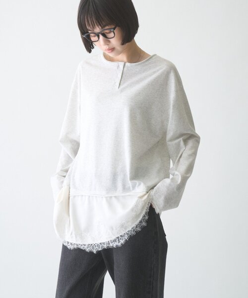 CIAOPANIC TYPY(チャオパニックティピー)の「∴【前後2WAY】ヘンリーネックサテンレースドッキングシアースラブTee(Tシャツ/カットソー・レディース・オフホワイト/ブラウン/ブラック・ONE SIZE)」の2枚目の写真