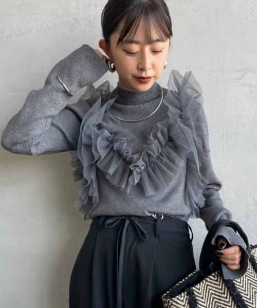 nenom（ネノム）の「【WEB先行予約】[nenom/ネノム] マルチWAY ビスチェ風チュールフリルドッキング ボトルネックニットプルオーバー（ニット/セーター・レディース・ブラック/オフホワイト/チャコールグレー・F）」の3枚目の写真