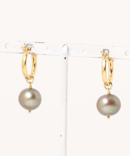 A.en（エイエン ）の「【CHAN LUU】BAROQUE PEARL HOOP EARRINGS（ピアス（両耳用）・レディース・ホワイト/グリーン・ONE SIZE）」の3枚目の写真