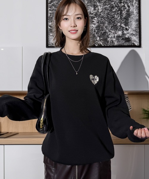 Chandelier(シャンデリア)の「ワンポイント刺繍 ふんわり裏起毛ゆったりスウェットトレーナー(スウェット・レディース・ホワイト系/ホワイト系2/ブラック系3/杢グレー/ブラック系1/ブラック系2/ホワイト系1・L/LL/M)」の4枚目の写真