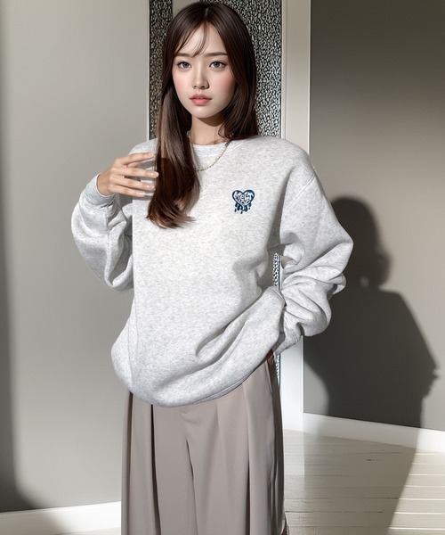 Chandelier(シャンデリア)の「ワンポイント刺繍 ふんわり裏起毛ゆったりスウェットトレーナー(スウェット・レディース・ホワイト系/ホワイト系2/ブラック系3/杢グレー/ブラック系1/ブラック系2/ホワイト系1・L/LL/M)」の12枚目の写真