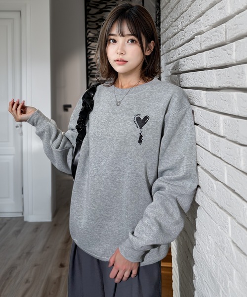 Chandelier(シャンデリア)の「ワンポイント刺繍 ふんわり裏起毛ゆったりスウェットトレーナー(スウェット・レディース・ホワイト系/ホワイト系2/ブラック系3/杢グレー/ブラック系1/ブラック系2/ホワイト系1・L/LL/M)」の16枚目の写真