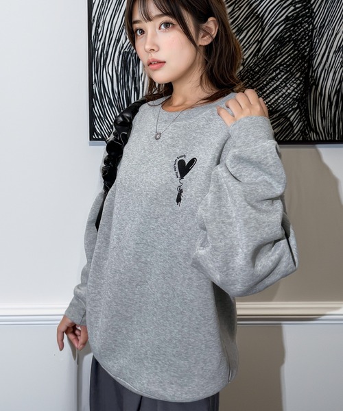 Chandelier(シャンデリア)の「ワンポイント刺繍 ふんわり裏起毛ゆったりスウェットトレーナー(スウェット・レディース・ホワイト系/ホワイト系2/ブラック系3/杢グレー/ブラック系1/ブラック系2/ホワイト系1・L/LL/M)」の15枚目の写真