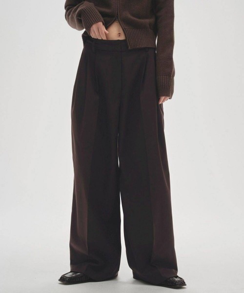 TODAYFUL(トゥデイフル)の「【TODAYFUL/トゥデイフル】Lightweight Tuck Trousers/ライトウェイトタックトラウザーパンツ(スラックス・レディース・ブラウン/ブラック・36/38)」の2枚目の写真