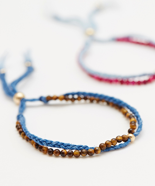 岩座 IWAKURA（イワクラ）の「【岩座】本藍染め 綿麻ブレスレット 藍（ブレスレット・レディース・レッド/ブラウン/ブラック/クリア/ブルー/ターコイズブルー/ホワイト/パープル/ダークブルー・FREE）」の4枚目の写真